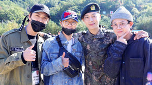 [SBS Star] Highlight Members Visit Yoon Du Jun at His Military Training Completion Ceremony