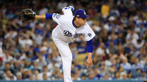 류현진, 7이닝 8K 무실점 완벽투…가을야구 5년 만의 승리