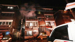 소방시설업체대표가 소화기 8대 건네 인근 빌라 대형 화재 막아