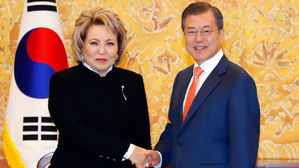 문 대통령 "평화적 비핵화"…러 상원의장 "김정은 방러 조율 중"