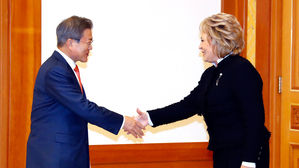 문 대통령 "평화적 비핵화"…러 상원의장 "김정은 방러 조율 중"