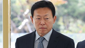 '국정농단&middot;경영비리' 롯데 신동빈 징역 2년 6개월 집행유예 확정