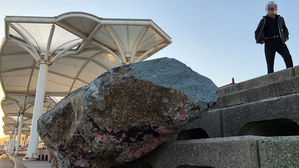 [포토] 태풍에 바닷속 바위가 뭍으로&hellip;부산 수변공원에 10여 개 발견