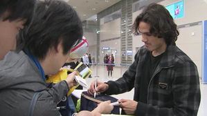 우루과이 축구 스타 카바니 입국&hellip;한&middot;일 팬 수십 여명 몰려