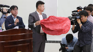 '풍등 때문' 경찰 발표에도 풀리지 않는 저유소 화재 의문점