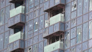 [고현준의 뉴스딱] 태풍 지나간 부산, 초고층 건물 유리창 수백 장 '와장창'