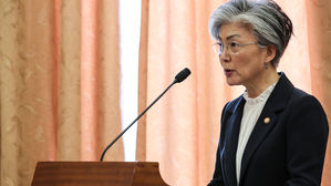 강경화 "5&middot;24조치 해제, 관계부처와 검토 중"