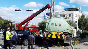 인천 사거리서 살수차가 카니발 추돌…1명 숨져