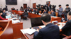 트럼프 '승인' 발언 논란&hellip;"주권 국가에 부적절 표현"