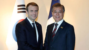 문 대통령과 양자회담하는 마크롱, 국내외 처지 극명히 엇갈려