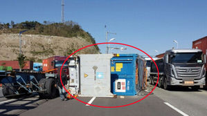 부산신항 삼거리서 트레일러 화물 낙하&hellip;1시간 차량 정체