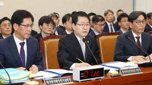 원안위원장 결격 사유 논란&hellip;한국당 "사퇴하라"