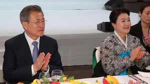 문 대통령, 파리 동포 격려&hellip;"프랑스서 촛불든 고마움 잊지 않아"