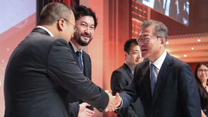 [포토] "여러분이 대한민국 입니다"&hellip;재프랑스 동포들 만난 문 대통령