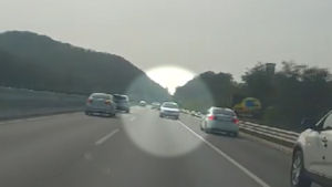 [제보영상] "정말 아찔한 상황"&hellip;영동고속도로에서 후진으로 8km 달린 운전자