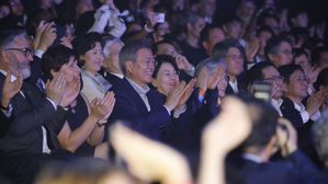 [포토] 프랑스에 울려퍼진 'K-POP'&hellip;문 대통령, 한불 우정 콘서트 관람