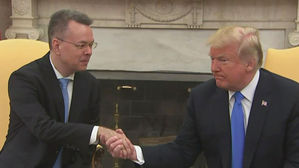 터키서 풀려난 목사 백악관 초청&hellip;트럼프 "거래 없었다"