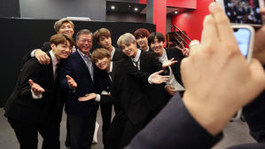 [포토] 문 대통령, 방탄소년단 공연에 미소 만발&hellip;'이니 시계' 선물