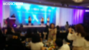 교복 입고 '술자리 공연'…"수치스러워" vs "교육 목적"