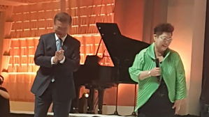 [스브스타] 양희은 열창에 감명받아 무대 오른 문재인 대통령