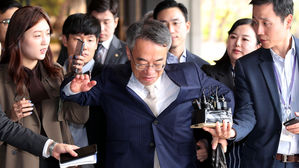 '사법농단 핵심' 임종헌 9시간 만에 검찰 재출석&hellip;질문엔 '침묵'