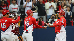 KIA 이범호, 추격 시동 거는 투런포&hellip;PS 통산 2호 홈런