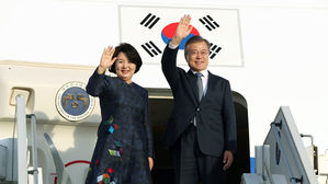 문 대통령, 프랑스 국빈방문 일정 마치고 이탈리아로 출국