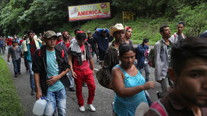 트럼프 "이민 행렬 안 멈추면 온두라스 원조 중단" 으름장