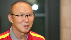 박항서 감독, 베트남 대표팀 이끌고 귀국