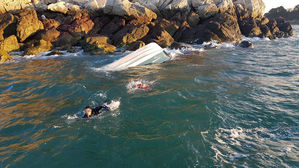 인천 초지도 인근 레저보트 전복…4명 구조