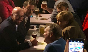 메르켈&middot;마크롱, 첫날 EU 정상회의 끝난 뒤 '심야 맥주 번개'