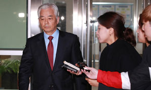 [포토] '계엄령 문건' 의혹 한민구&middot;김관진 조사 마치고 귀가