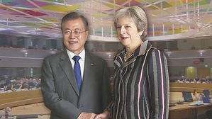 문 대통령, 영국&middot;독일 정상 만나 '대북제재 완화' 설득