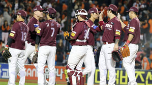 프로야구 준PO 넥센, 한화에 2연승&hellip;1승 남았다