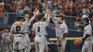 김태균 9회 천금 같은 결승 2루타&hellip;한화 벼랑 끝에서 기사회생