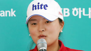 LPGA 투어 신인왕 고진영 "한국 투어에서는 못 받았는데&hellip;"