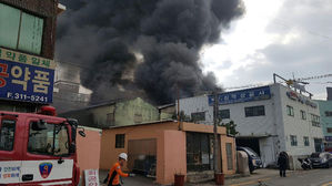 부산 사상구 공장서 불&hellip;1명 연기흡입, 15명 대피