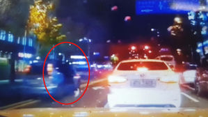 사람 매달고 중앙선 넘으며 위험천만 차량운행 30대 조사