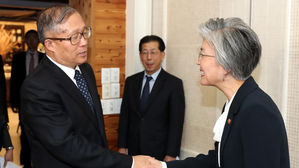 강경화 외교, 中 톈진시 당서기와 회담&hellip;한반도 정세 논의