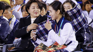 [포토] '쌀쌀할까, 엄마의 마음'&hellip;담요 둘러주는 김정숙 여사