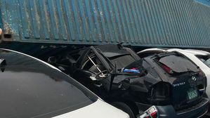 인천항 컨테이너 쓰러져 1명 사망&hellip;차량 4대 파손