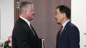 조명균, 내일 美 대북대표와 회동&hellip;철도연결 제재 예외 등 논의