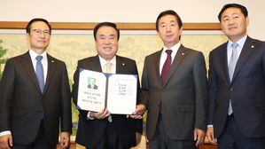 문 의장·여야 원내대표 회동…시작부터 '말폭탄' 신경전