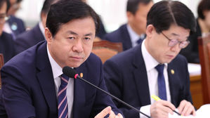 김영춘 "남북공동어로구역서 단속 위한 경무장 가능&hellip;합의 전제"