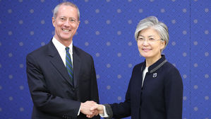 강경화, 美 하원 군사위원장 접견&hellip;"비핵화&middot;평화 외교노력 집중"