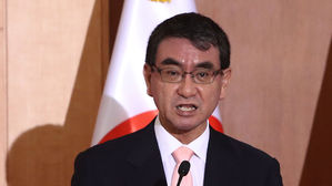 강경화&middot;고노 통화&hellip;韓 "사법부판단 존중"&middot;日 "법 기반 손상"