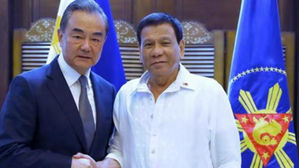 두테르테, 中왕이와 만나 러브콜&hellip;'시진핑 국빈 방문' 요청