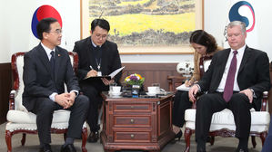 조명균 "남북-북미 보조 문제 협의"&hellip;비건 "한미,같은 것 원해"
