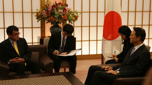 日 외무상, 악수도 없이 주일대사에 "양국 우호 근본 흔드는 것"