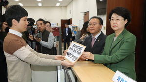 한국당, 조명균 해임건의안 제출…사유는 "위헌·민주주의 유린"